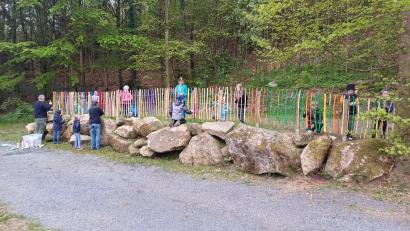 Bild: Stefan Gierisch/exb
Die Pfadfinder Windischeschenbach bringen den Waldspielplatz auf Vordermann.