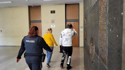 Bild: Würth, Wolfgang
Auch verstörend: Die Mutter der beiden Mädchen (Mitte) hält zu dem Mann, der wenige Minuten zuvor zugegeben hatte, die Töchter missbraucht zu haben.