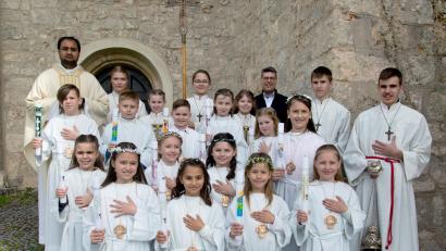 Bild: Maximilian Frank/exb
Die Kommunionkinder nach dem Gottesdienst, der unter dem Motto "Du gehst mit!" stand.