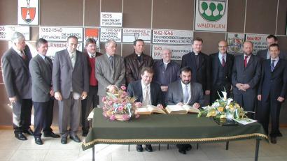 Bild: Helmut Gollwitzer
Jahr 2004 Partnerschaftsvertrag. Von links stehend: Marktrat Nikolaus Globisch, Marktrat Alois Weig, der „Initiator der Partnerschaft“ und frühere Waldthurner Bürgermeister Franz Bergler, 3. Bürgermeister Hans-Peter Reil, 2. Bürgermeister Alfred Troidl, Pfarrer Zak Schäller, Ronsberg, Pfarrer Joseph Greil, Pfarrer Marek Baron, Fürst Jaroslav Lobkowicz als Abgeordneter des Parlaments in Prag, Landrat Simon Wittmann, Marktrat Hubert Stahl und MdB Albert Rupprecht aus Albersrieth.