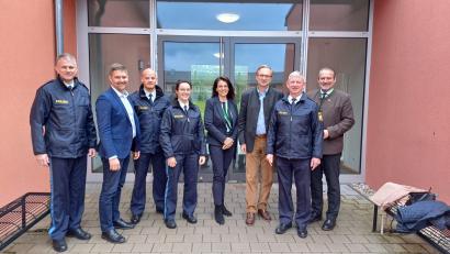Bild: Polizeihauptkommissar Christian Wiesneth/exb
Gruppenbild während des Besuchs (von links): Leitender Polizeidirektor Matthias Messer, Erster Polizeihauptkommissar Stephan Wegerer, Polizeioberwachtmeister Stephan Sklenarsch, Polizeioberwachtmeisterin Veronika Lehner, MdB Martina Englhardt-Kopf, MdL Alexander Flierl, Polizeirat Jürgen Pfaffenzeller und Bürgermeister Frank Zeitler.