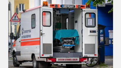 Bild: Monika Skolimowska/dpa
Mobile Kryokonservierung kann mit Hilfe von umgebauten Krankenwagen durchgeführt werden.