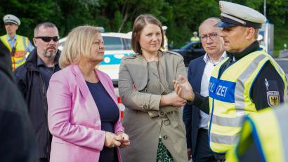 Bild: scm
Nancy Faeser in Waidhaus. Begleitet wurde die Bundesinnenministerin von Bundestagsabgeordneter Carolin Wagner (mitte) sowie Europaabgeordneten Thomas Rudner (zweiter von rechts).