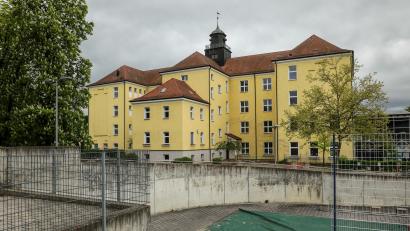 Bild: Wolfgang Steinbacher
Die Max-Josef-Schule im Amberger Eisbergviertel soll im hinteren Bereich um einen Anbau für die offene Ganztagsschule ergänzt werden.