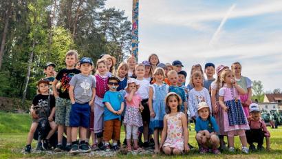 Bild: Stefan Jäger/exb
Voller Stolz waren die Kinder auf ihren eigenen Maibaum, den sie mit Hilfe des OWV aufstellen durften.