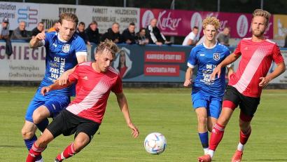 Bild: war
Mit 3:1 gewann der SV Etzenricht (blaue Trikots) das Hinrundenspiel gegen die SpVgg Vohenstrauß. Im Kampf um eine Spitzenposition benötigt die Mannschaft von SV-Spielertrainer Andreas Wendl beim Lokalrivalen SpVgg Vohenstrauß einen Sieg.