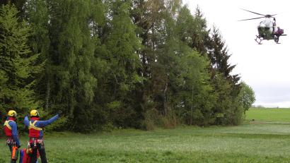 Bild: wro
Der aus Roth nach Fuchsmühl beorderte Hubschrauber traf mit Verspätung ein. Grund dafür war Nebel.