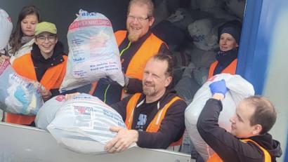 Bild: BRK Erbendorf/exb
Fleißig verluden die Rotkreuzler die Kleiderspenden von den Sammlungsfahrzeugen auf den Container einer Spedition, bis dieser am Ende der Aktion randvoll war.