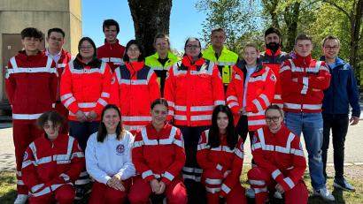 Bild: dob
Kursteilnehmer aus den Rotkreuzbereitschaften Eschenbach, Neustadt/Kulm, Pressath und Rothenstadt, aus den Wasserwacht-Ortsgruppen Pressath und Eschenbach sowie aus der Feuerwehr Pressath stellen sich der anspruchsvollen Sanitätsdienst-Grundausbildung, die Simon Götz (rechts) vom BRK-Kreisverband Weiden und Neustadt/WN leitete.