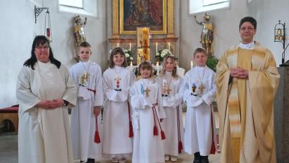 Bild: Neumann/exb
Begleitet von Pfarrer Georg Gierl und Gemeindereferentin Kerstin Wallmeyer gestalteten die fünf Erstkommunikanten einen besonderen Tag für die gesamte Kirchengemeinde.