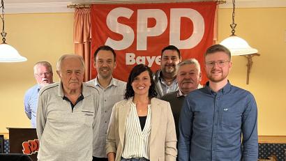 Bild: SPD Plößberg/exb
Das neue SPD-Führungsteam: (von links) Revisor Hans-Dieter Dietl, Schriftführer Rainer Böckl, Kassier Jens Gotthardt, Vorsitzende Katrin Hüttner, Beisitzer Thorsten Schiener, Revisor Herbert Kraus und Zweiter Vorsitzender Philip Böckl. Es fehlen Vorsitzende Beate Schiener und Beisitzer Jörn Schedl.