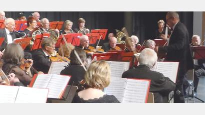 Archivbild: fsb
Das Neustädter Salonorchester bittet am 12. Mai unter der musikalischen Leitung von Nikolaus Dick (rechts) wieder zum Muttertagskonzert in die Stadthalle.