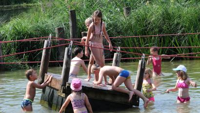 Archivbild: Stephan Huber
Eine der alten Seilzugfähren am Piratenspielplatz wird durch ein neues Modell ersetzt, das sich künftig mit nur einer Hand und damit leichter bewegen lässt.