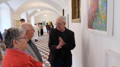 Bild: do
Still/Leben heißt der Titel einer Ausstellung mit Kunstwerken von Wolfgang Herzer (re), zu der die Internationale Begegnungsstätte in das Kloster Speinshart einlädt