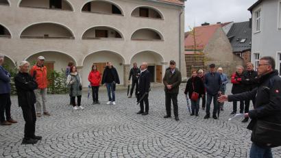 Bild: kro
Bürgermeister Franz Stahl (rechts) erklärt den Teilnemehren, was bei den Historischen Arkaden gemacht wurde.