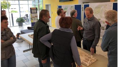 Bild: mis
So wird die Schönerwiese in Zukunft aussehen. Bürgermeister Konrad Kiener stellte den überzeugendsten Planungsentwurf für das Prestigeprojekt im Zentrum des Marktes den interessierten Bürgern vor.
