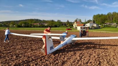 Bild: Markus Neumann
Das Segelflugzeug kam in einem Acker bei Gebenbach zu stehen.