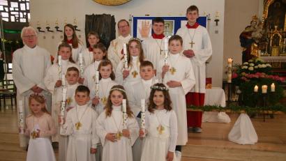 Bild: swo
Elf Kinder empfingen in der Pfarrkirche in Gebenbach zum ersten Mal die Kommunion aus der Hand von Pfarrvikar Christian Preitschaft (hinten Mitte). Angeleitet wurden sie dabei von Wolfgang Schöpf (links).