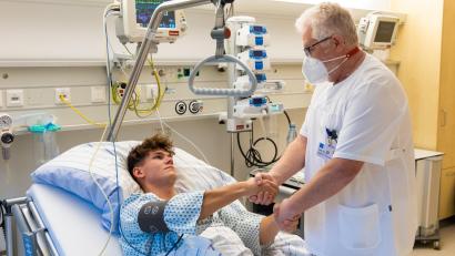 Bild: Michael Vogl/exb
Auch junge Menschen können betroffen sein: Ein Patient auf der Schlaganfall-Station im Barmherzige Brüder Krankenhaus St. Barbara Schwandorf zeigt, dass Schlaganfälle keine Altersgrenzen kennen.