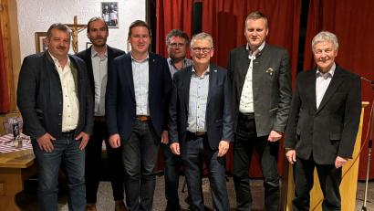 Bild: Richard Tischler/exb
Bei der Kreisversammlung der Freien Wähler wird ein neuer Vorstand gewählt. Das Bild zeigt (von links) Reinhard Kreuzer, Markus Pretzl, Benjamin Boml, Johann Schmid, Martin Scharf, Rudolf Seidl und Joachim Hanisch.