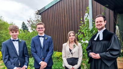 Bild: Oswald Zintl/exb
Konfirmation in Waldershof: Das Bild zeigt von links die Konfirmanden Till Tropitzsch, Simon Lippert und Fiona-Sina Klaubert mit Pfarrer Michael Röll.