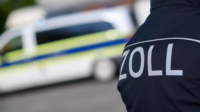 Symbolbild: Julian Stratenschulte /dpa
Ein Zollbeamter steht vor einem Dienstfahrzeug. In Weiden kontrollierten am Dienstag 20 Zöllner zwei Lokalitäten in der Innenstadt. Dem ehemaligen Geschäftsführer wird Sozialversicherungsbetrug vorgeworfen.