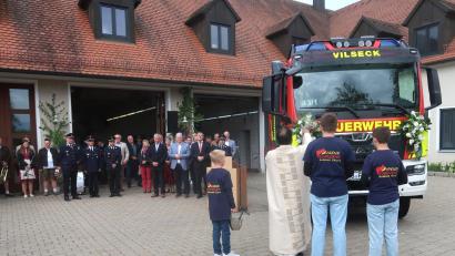 Bild: rha
Am Florianstag segnet Stadtpfarrer Pater Robin Xavier das neue Löschgruppenfahrzeug 10 der Vilsecker Feuerwehr.