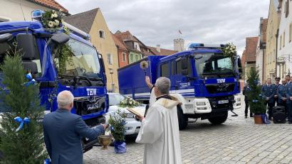Bild: aub
Assistiert vom THW-Ortbeauftragten spendete Pfarrer Hannes Lorenz den Segen für "Maschine" und "Mensch", sprich die sie bedienenden Hilfskräfte.