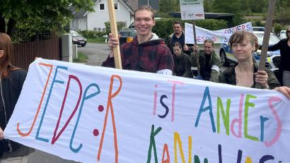Bild: ECW Jugendbildung/exb
Mit einem Protestzug mahnten die Aktion Mensch und die ECW Jugendbildung eine konsequente Umsetzung der UN-Konvention für die Rechte von Menschen mit Behinderungen an.