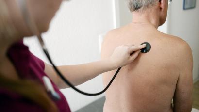 Symbolbild: Maurizio Gambarini/dpa
Für eine hausärztliche Untersuchung müssen Patienten immer weitere Wege in Kauf nehmen. Ältere Pfreimder haben beispielsweise ab 1. Oktober ein Problem.