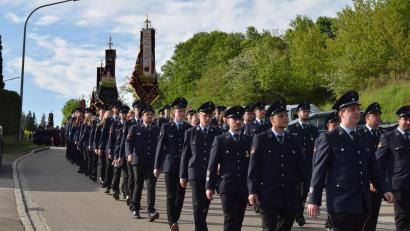 Bild: bnr
Zehn Feuerwehren aus dem Einzugsbereich Land 4/4 formieren sich zu einem stattlichen Kirchenzug. Gastgeber ist die Feuerwehr Trausnitz.