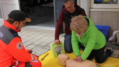 Bild: kro
Ausbilder Karsten Friedrich (links) erklärte den richtigen Einsatz der Defibrillatoren.