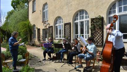 Bild: Johanna Härtl/exb
Mit Gebeten und Musik des KuBZ-Orchesters (Bild) ist am 1. Mai die neue Saison im Naturerlebnisgarten in Waldsassen eröffnet worden. Die Einrichtung hat dieses Jahr 60.000 Euro mehr als eingeplant für die Erwachsenenbildung erhalten.