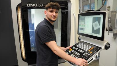 Bild: Andre Stephan-Park
Ahmad Moatee bei der Arbeit an einer modernen CNC-Fräsmaschine im Ausbildungszentrum.