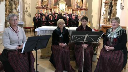 Bild: mma
Der Gemischte Chor mit den Hahnbacher Sängern und den Maierbach Sängerinnen bescherten eine wunderbare Stunde in der Frohnbergkirche.