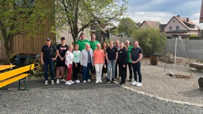 Bild: Peter Grundler/exb
Von links nach rechts: Joachim Klimt, Fabio Voit, Monika Völkl, Christa Beierl, Manfred Hilburger, Lydia Großmann, Herlt Ulli, Friedericke Herlt, Verena Pröls, Sabine Marx, Johann Gollwitzer, Busch Paula, Grundler Peter und Christoph Gollwitzer als Vertretung der Stadt Vohenstrauß. Nicht in Bild Stephanie Töppel.