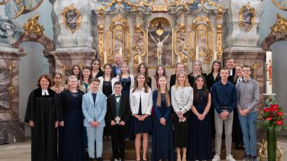 Bild: Frank Hennig/exb
Die Konfirmanden in St. Michael wurden von den Pfarrerinnen Barbara Berckmüller, Christiane Weber und Stefanie Endruweit gesegnet, hier die erste Gruppe.