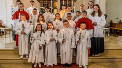 Bild: Thomas Betz/exb
Die Erstkommunionkinder und Ministranten mit Pfarrer Berthold Heller (hinten Mitte) und Pastoralreferentin Andrea Zeller (hinten rechts) in der St. Marien-Kirche in Rothenstadt.