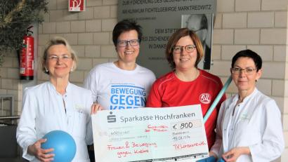 Bild: Klinikum Fichtelgebirge/exb
Chefärztin Dr. Maria Dietrich (links) und Leitende Oberärztin Dr. Natalija Deuerling (rechts) nahmen die Spende von Doris Gimmel (Zweite von links) und Sandra Meiler vom TV Lorenzreuth entgegen.