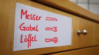 Bild: Karl-Josef Hildenbrand/dpa
Ein Zettel weist an einem Küchenschrank auf dessen Inhalt hin: Solche Hinweise können für Demente hilfreich sein. In Amberg wird für Betroffene jetzt eine Betreuungsgruppe, das "Café Malta", wiedereröffnet.