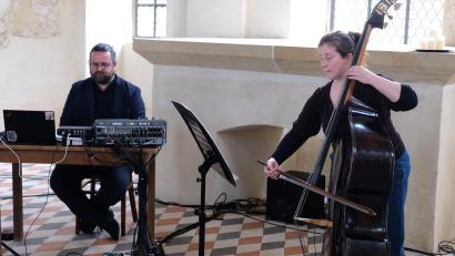 Bild: do
Das Duo Guts'n'faders mit Peter Venus (Elektronik) und Margarete Maierhofer-Lischka (Kontrabass) zelebriert mit archaischen Klängen in der Wieskapelle Speinshart die Verbundenheit aller Wesen.