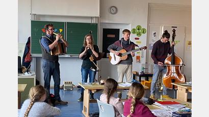 Bild: Grundschule Krummennaab/exb
Stellvertretender Bezirksheimatpfleger Florian Schwemin war mit Lucia Wagner, Sebastian Gröller und Matthias Wolf in die Grundschule gekommen, um das Kinderliedprojekt des Bezirks vorzustellen