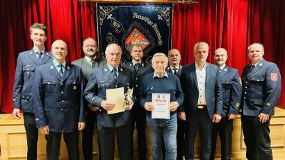 Bild: Rosner/exb
Für 50 Jahre aktiven Dienst wird Christian Hopf (Vierter von links) vom Freistaat Bayern, dem Landkreis und der Gemeinde Flossenbürg geehrt. Ludwig Erndt (Sechster von links) wird für 60 Jahre Mitgliedschaft im Verein geehrt.
Umrahmt werden die Geehrten von 2.Vorsitzender Elia Stahl, 1. Vorsitzenden Ulrich Krapf, Landrat Andreas Meier, 1. Kommandant Daniel Stahl, Kreisbrandrat Marco Saller, Bürgermeister Thomas Meiler, Kreisbrandinspektor Martin List, Kreisbrandrat Alexander Klettner (von links).