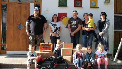 Bild: Kindergarten St. Elisabeth Erbendorf/exb
Zur Übergabe des Elektrozubehörs trafen sich (von links) Elternbeiratsmitglied Christopher Linkel, Kindergartenleitung Stefanie Unterburger, Vorsitzender Rudi Schinner sowie die Elternbeiratsmitglieder Bettina Stock und Yvonne Enders.