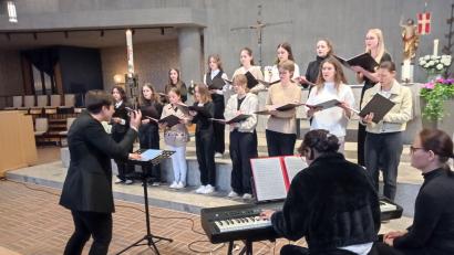 Bild: fpoz
Eva-Maria Leeb (links) leitete das Konzert der Mädchenkantorei in der Waldershofer Pfarrkirche St. Sebastian.