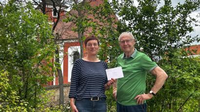 Bild: sre
Kinderhaus-Leiterin Kerstin Renner freut sich über die Spende von Willfried Schmidt.