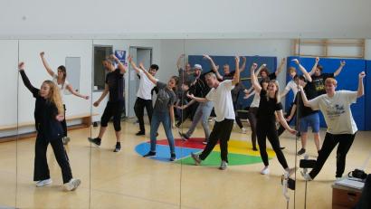 Bild: Maximilian Hegner/exb
Melanie Old (vorne links) probt mit den Schauspielern die Choreografie für die Tanzszenen..