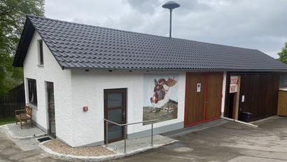 Bild: Josef Glas
Das Gerätehaus Woppenrieth erstrahlt nach der Sanierung in neuem Glanz.