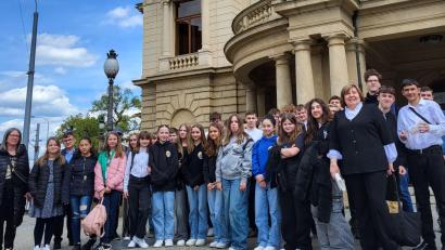 Bild: Dana Fialova/exb
Die Schüler stellten sich vor dem Theater zum Gruppenfoto auf.