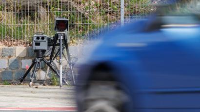 Symbolbild: Daniel Karmann/dpa
Die Verkehrspolizei Weiden misst regelmäßig die Geschwindigkeit von Autofahrern und stößt dabei immer wieder auf Fahrer, die rasend unterwegs sind.